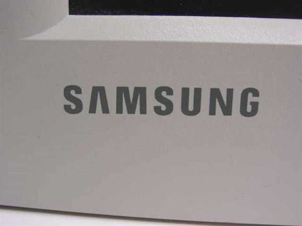 Samsung SyncMaster 770TFT — close-up of Samsung logo on lower bezel