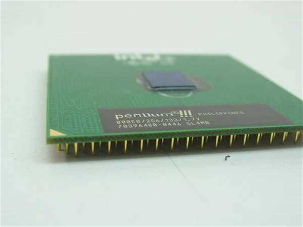 Intel Pentium III SL4CD 800MHz FC-PGA Socket 370 CPU – angled side view showing pin array and processor label