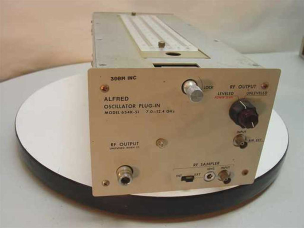 Alfred 3DBM 654K-S1 Oscillator Plug-In front panel showing RF Output BNC, Lock and RF Output indicators, Leveled/Unleveled selector, RF Sampler section with INT/EXT inputs, and model label reading 7.0–12.4 GHz