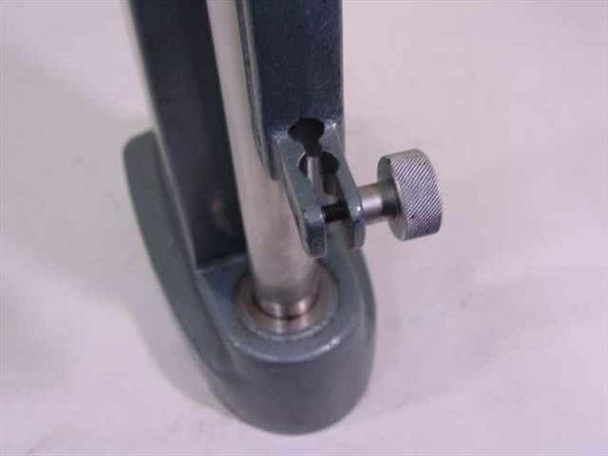 Mitutoyo 7005E TSH-E Transfer Stand – close-up of base column clamp with knurled locking knob