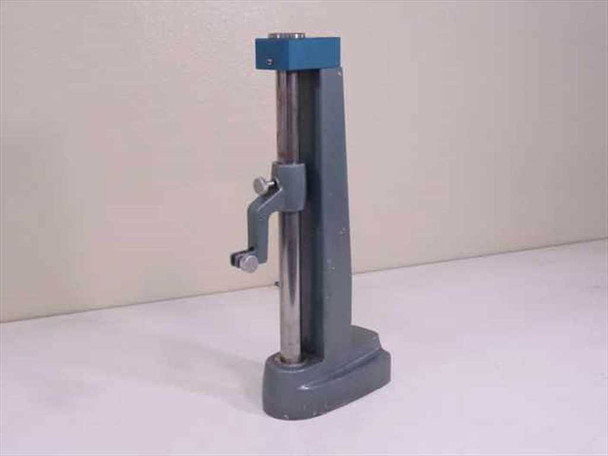 Mitutoyo 7005E TSH-E Transfer Stand – left side view showing chrome mast, locking clamp arm, and gray cast base