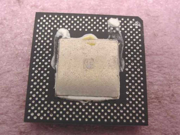 Intel Celeron SL3PZ 533MHz processor — bottom view showing 370-pin PPGA contact pads and thermal compound residue on integrated heat spreader