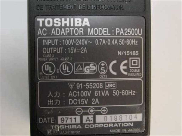 Toshiba PA2500U AC adapter rating label showing input 100–240V 0.7–0.4A 50–60Hz, output 15V DC 2A, UL/GS/CE certifications, date code 9711, made in Japan