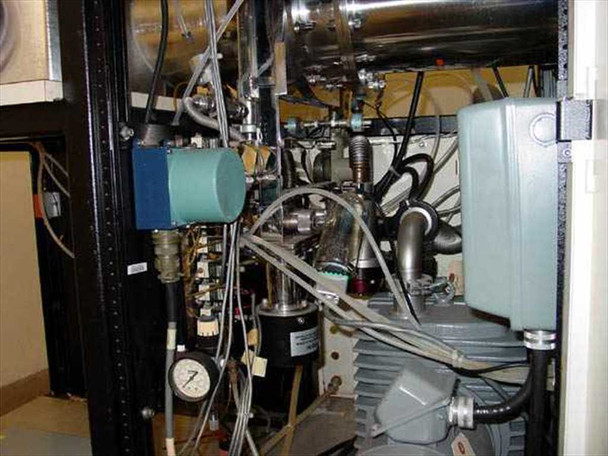 Bosch VS 18C under-table plumbing – Leybold Trivac D30A rotary vane roughing pump, vacuum gauges, manual and solenoid valves, and gas supply lines