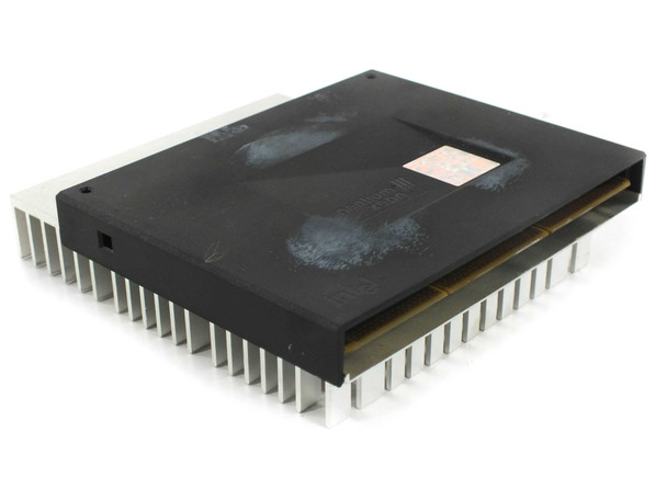 Intel SL2XU Pentium III Xeon Slot 2 CPU – top view showing black cartridge casing and large aluminum heatsink with thermal discoloration marks