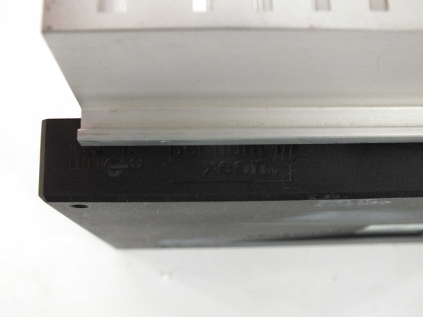 Intel SL2XU Pentium III Xeon Slot 2 CPU – connector edge close-up showing Slot 2 edge fingers and Xeon cartridge markings