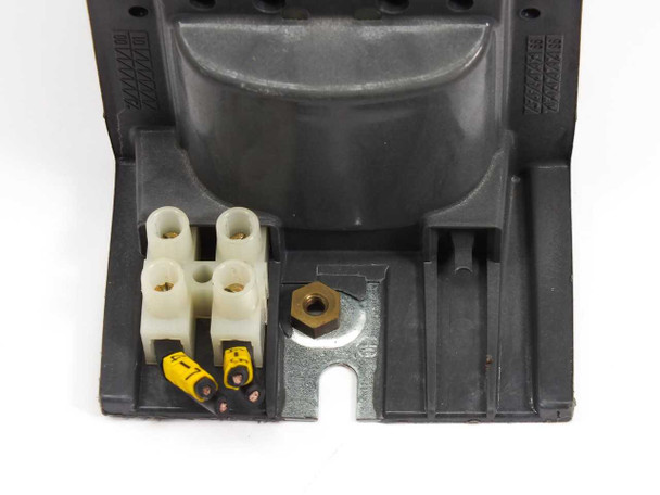 Philips BHL400L40 ballast – close-up of terminal block with screw connectors and yellow capacitor leads