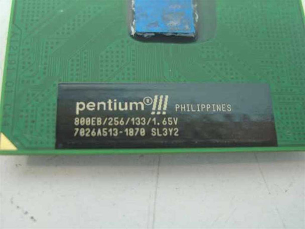 Intel Pentium III SL3Y2 close-up of processor label showing 800EB/256/133/1.65V and lot code 7026A513-1870