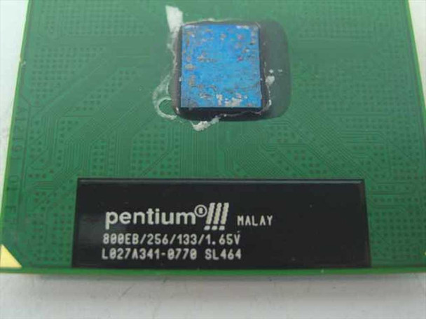 Intel Pentium III SL464 close-up of processor label showing 800EB/256/133/1.65V specs, lot code L027A341-0770, and SL464 sSpec marking