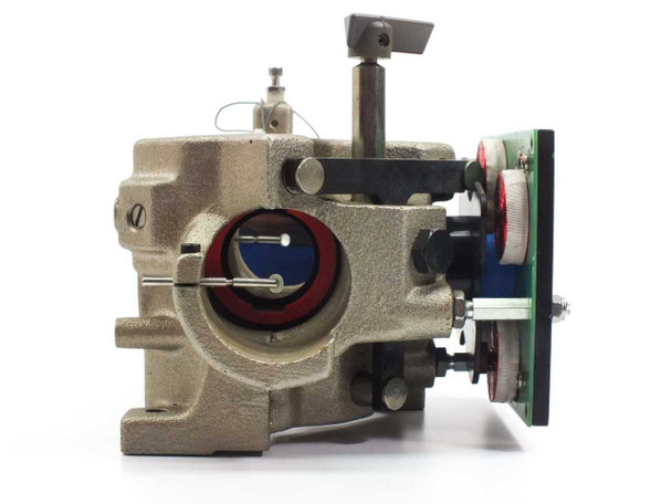 Nicolet Magna 000-869102 Magnum End Plate — front aperture view showing internal optical port with red seal ring, blue optical element, and needle/mirror assembly inside the cast housing