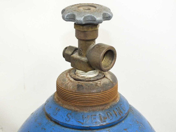Brass CGA 580 valve assembly with handwheel on top of Linde US Welding nitrogen cylinder