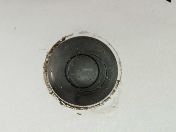 Mettler E2000 leveling bubble closeup – circular spirit level on top of scale body