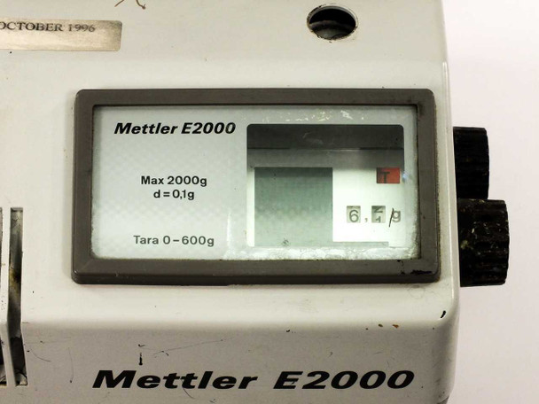 Mettler E2000 analog optical display closeup – showing Max 2000g, d=0.1g, Tara 0–600g specifications