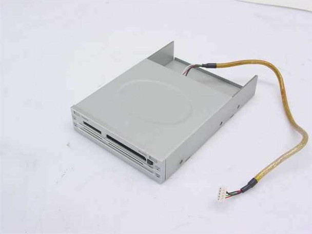 Carry UISDMC4W Hi-Speed USB Card Reader Writer – front and top view showing 3.5-inch bay housing and attached 5-pin cable