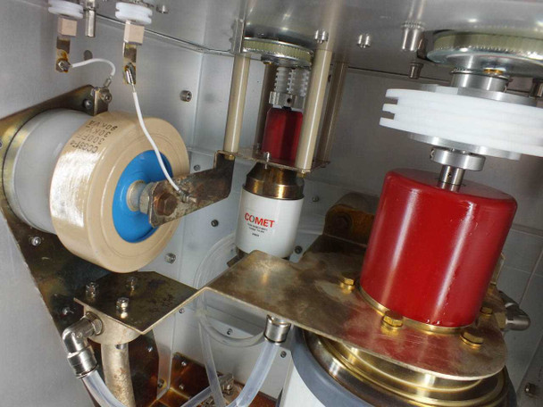 Aurion B-MBT-48 interior – additional view of RF matching network components including toroidal inductor, Comet capacitors, and brass RF conductors