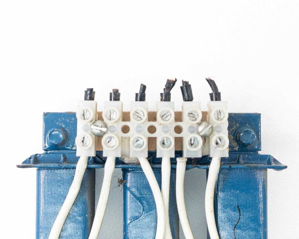 MTE RL-00201 terminal block close-up – six screw terminals with white lead wires, some wire insulation damage visible at tips