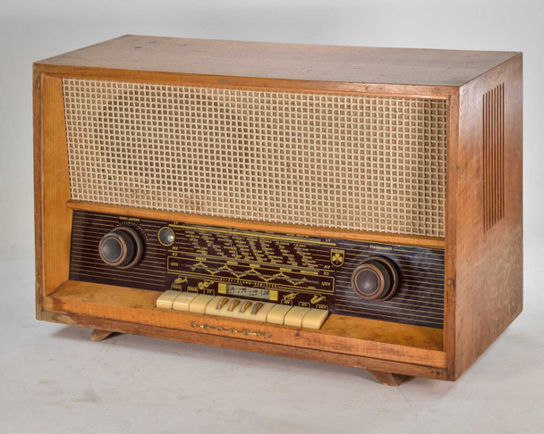 Grundig 3025/S — straight-on front view showing speaker grille cloth, tuning dial, and Hi-Fi Klang-Register keys