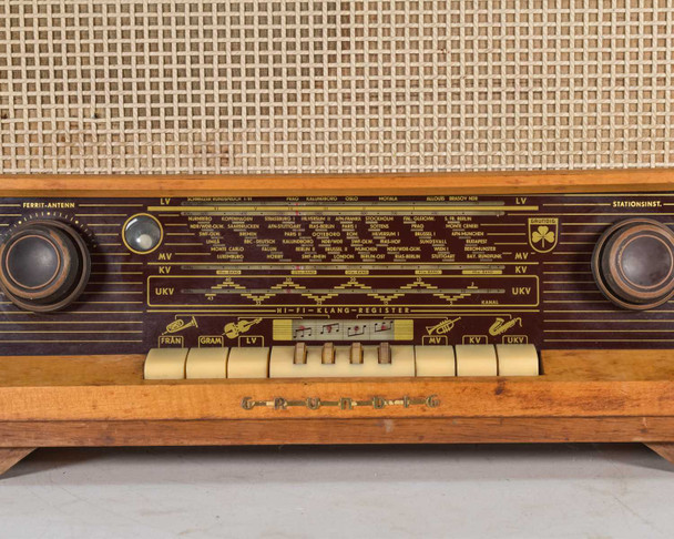 Grundig 3025/S — close-up of center dial fascia showing LV, MV, KV, UKV bands and European station listings