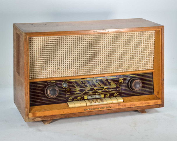 Grundig 3025/S Zauberklang AM FM tube radio — three-quarter front-left view showing wood veneer cabinet and speaker grille