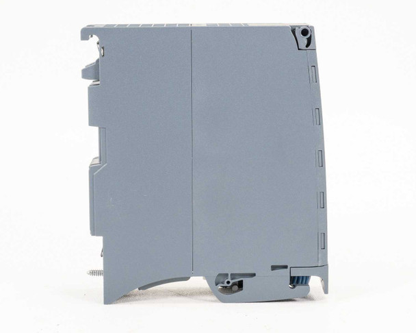 Siemens 6ES7522-1BH00-0AB0 S7-1500 DQ16 module – right side view showing DIN rail mounting clip and housing profile