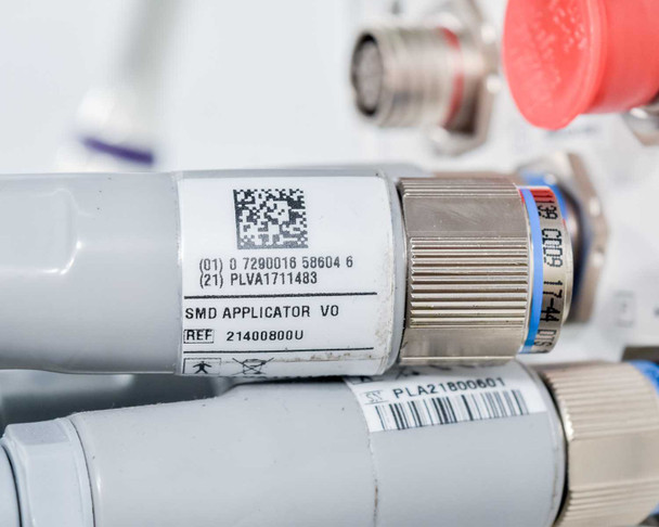 Close-up of Pollogen Legend+ SMD Applicator VO label showing REF 21400800U and barcode — PLVA1711483 serial