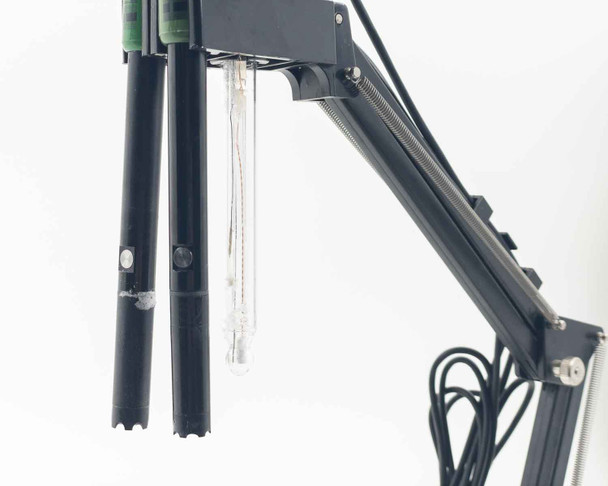 Hanna HI2040-01 probe arm side view showing three probes — two dark-bodied DO probes and one with clear glass tip — hanging from the swivel arm