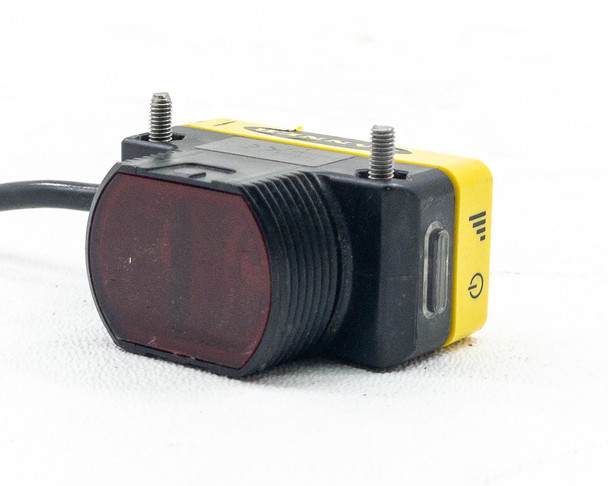Banner QS30D sensor front face close-up showing output indicator window and sensitivity adjustment knob