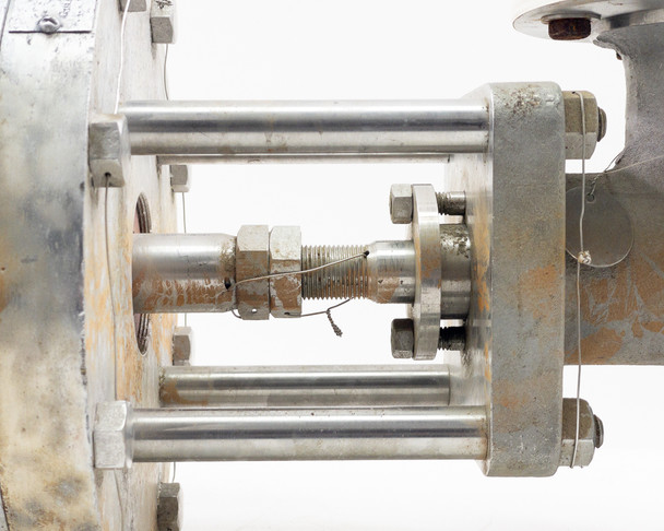 Kiely Mueller E-SK-1772 actuator – center shaft and linkage mechanism detail showing actuating rod, lock nut, and safety wire