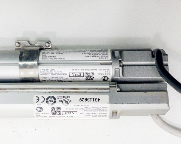 Keyence SL-V60H end cap detail showing Type 4 / SIL3 (IEC61496/IEC61508) rating, IP65 enclosure, ambient temperature range, Ver.3 mark, UL listed badge, CE mark, and UL file number 43113829