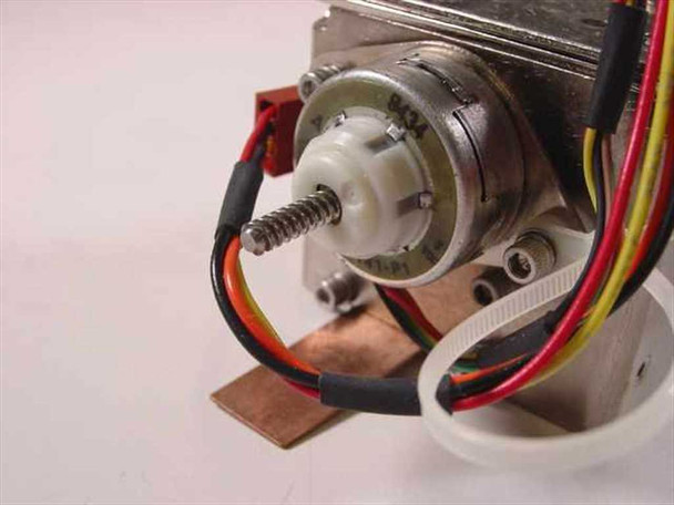 Guzik 304000 HLM – close-up of stepper motor shaft and lead screw with red/black/yellow wiring harness