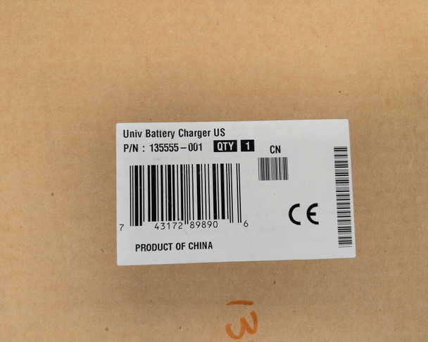 Compaq 135555-001 original retail box end label — shows Univ Battery Charger US, P/N 135555-001, QTY 1, barcode 43172-89890, CE mark, Product of China