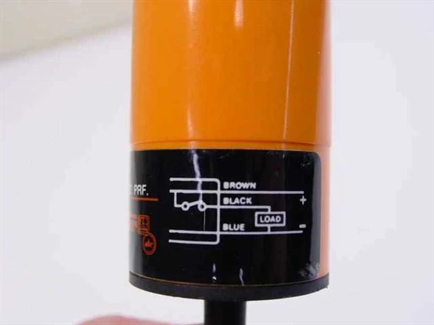 Efector 8057BC20NL3DBXX capacitive proximity switch – angled view of sensor body and cable exit