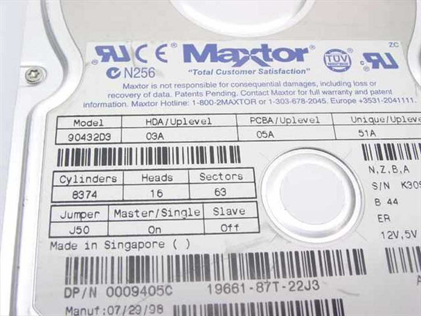 Maxtor 90432D3 hard drive label close-up showing model, cylinders/heads/sectors, jumper settings, Dell DP/N 0009405C, and manufacture date 07/29/98