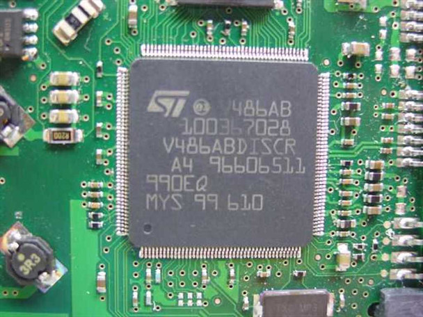Close-up of STMicroelectronics V486AB controller chip on Seagate ST3200827AS PCB