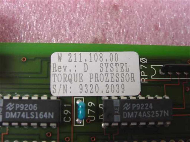 Staubli Unimation W.211.108.00 Rev D label closeup – white label reading W 211.108.00 / Rev.: D SYSTEL / TORQUE PROZESSOR / S/N: 9320.2039, with visible DM74LS164N and DM74AS257N ICs nearby
