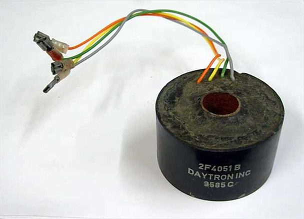Daytronic 2F4051B current transformer – front view showing toroidal body, 15mm through-hole bore, and color-coded wire leads