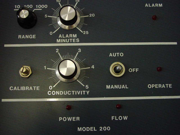 Full front panel view of Lakewood Instruments Model 200 showing Range, Alarm Minutes, Conductivity knobs, Auto/Off/Manual toggle, Alarm and Operate LEDs, Power and Flow LEDs, and Model 200 label