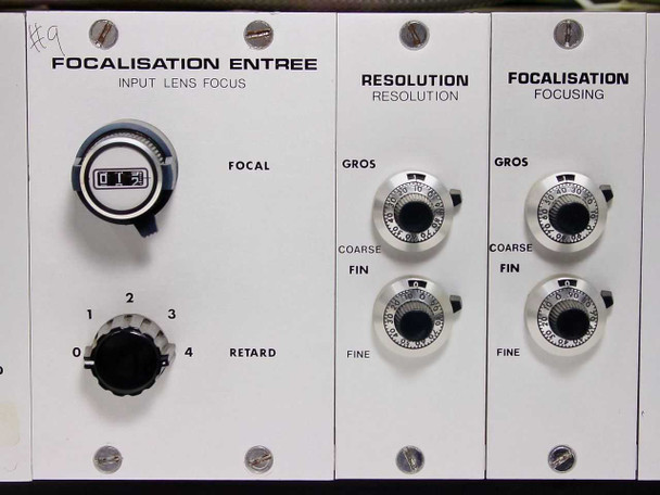 Riber TCE-300 front panel center sections – Focalisation Entree (Input Lens Focus) with Focal knob and Retard dial, Resolution section with Coarse and Fine knobs, Focalisation Focusing section with Coarse and Fine knobs