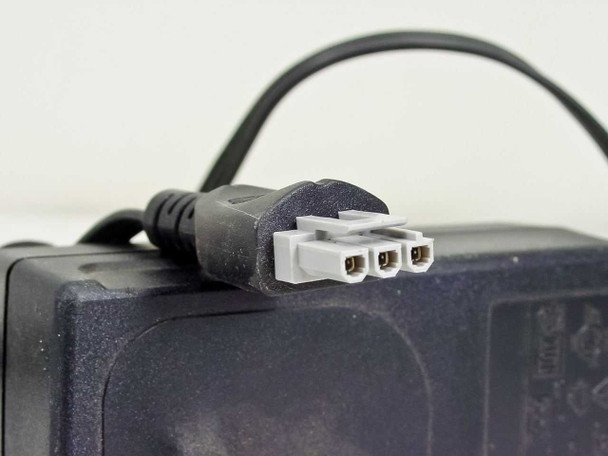 HP 0950-4404 power adapter — close-up of proprietary 3-pin output connector end