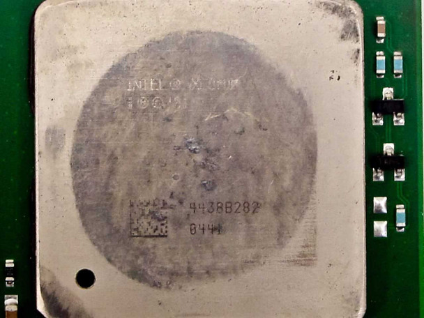 Intel Xeon SL6VN Prestonia – close-up top view showing IHS detail and product code 9438B282