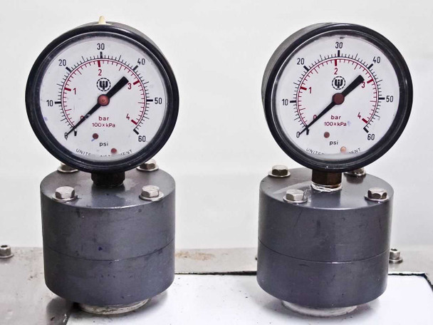 Two United Instruments pressure gauges 0-60 psi / 0-4 bar mounted on stainless steel manifold fittings