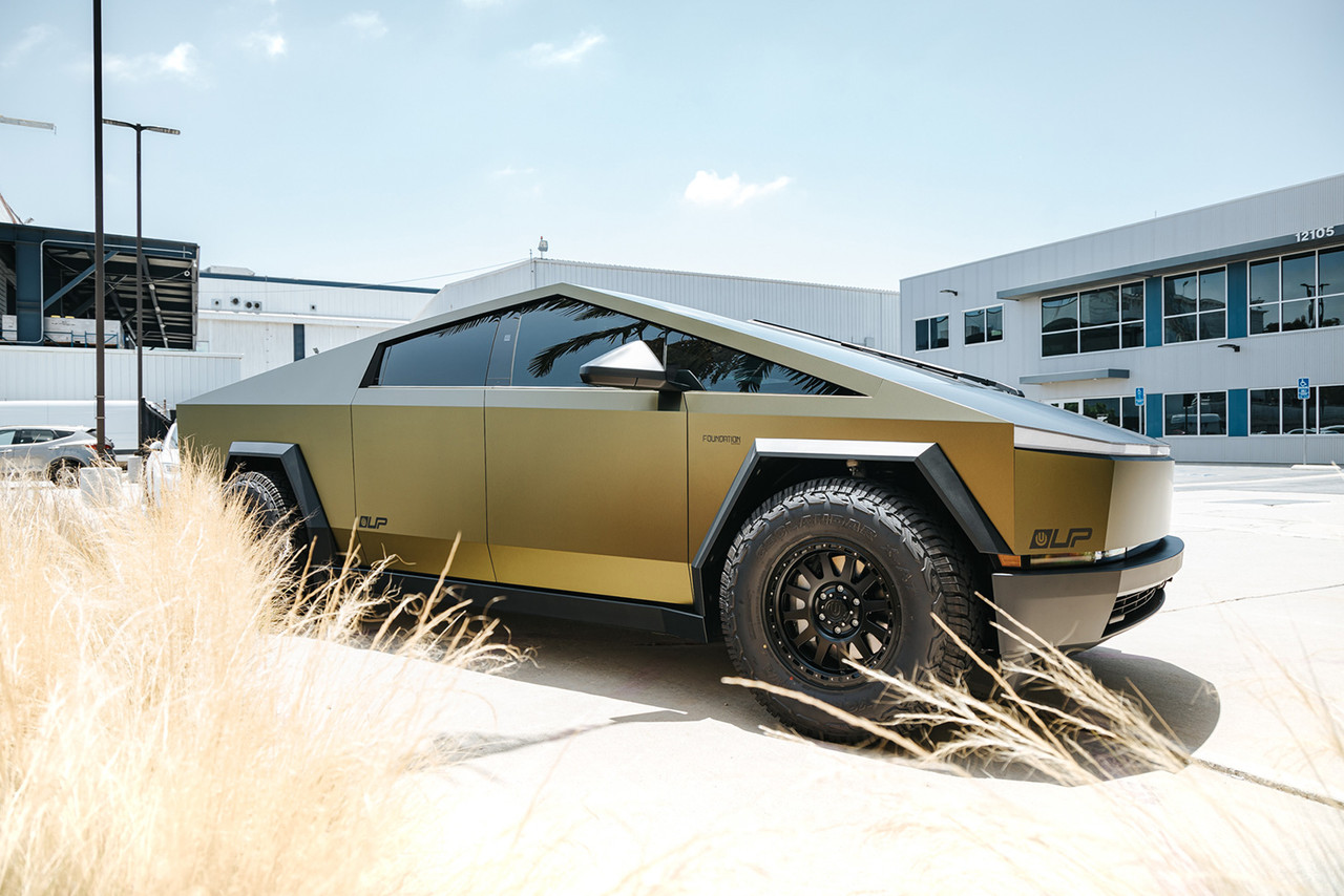 Close-Up of KPMF K75581 Matte Gold Eclipse Vinyl Wrap
A close-up image of KPMF K75581 wrap, highlighting the matte metallic surface and deep gold tone that shifts subtly in light for a rich, modern finish.