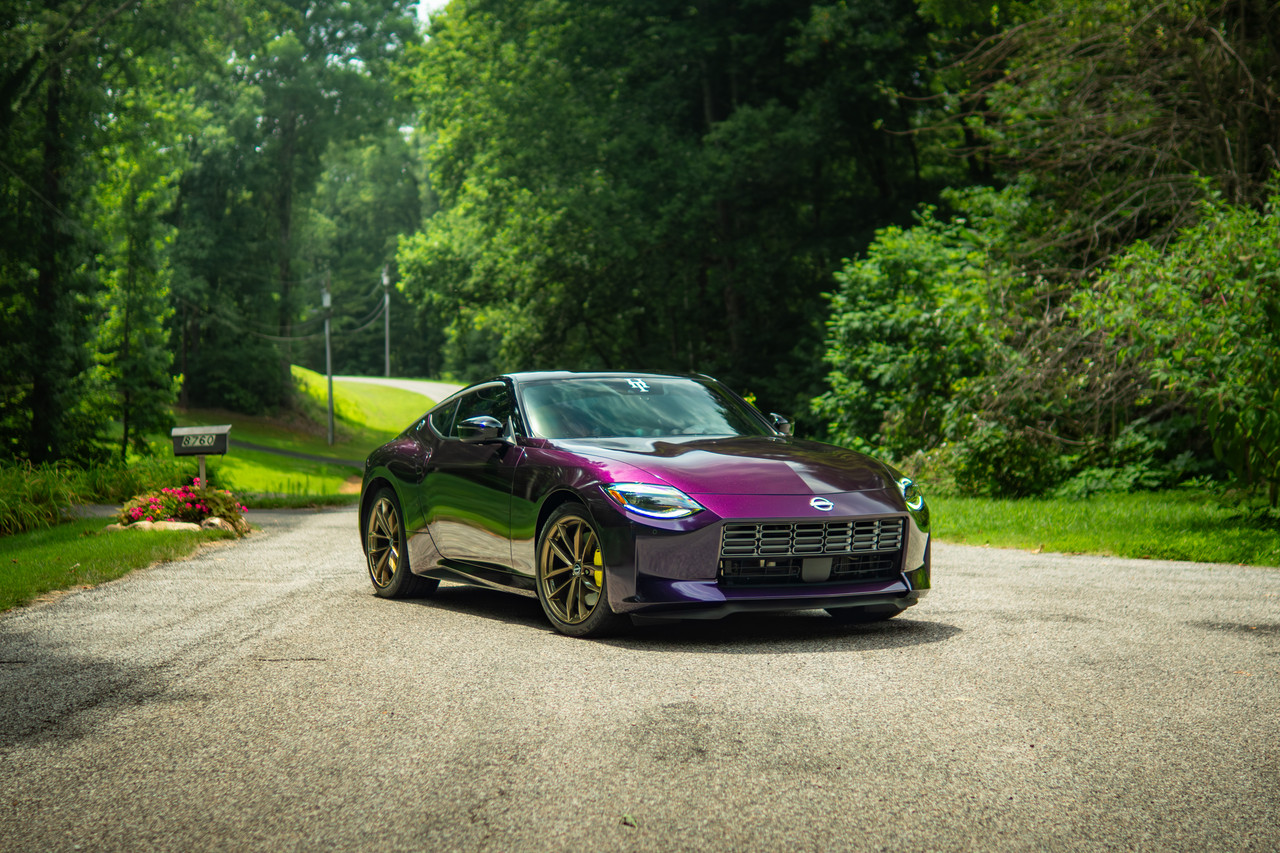 Close-Up of KPMF K75459 Gloss Hypnotic Black Violet Vinyl Wrap
A close-up of KPMF K75459 vinyl wrap, highlighting the smooth gloss surface and chameleon-like effect that creates depth and visual intrigue under different lighting angles.
