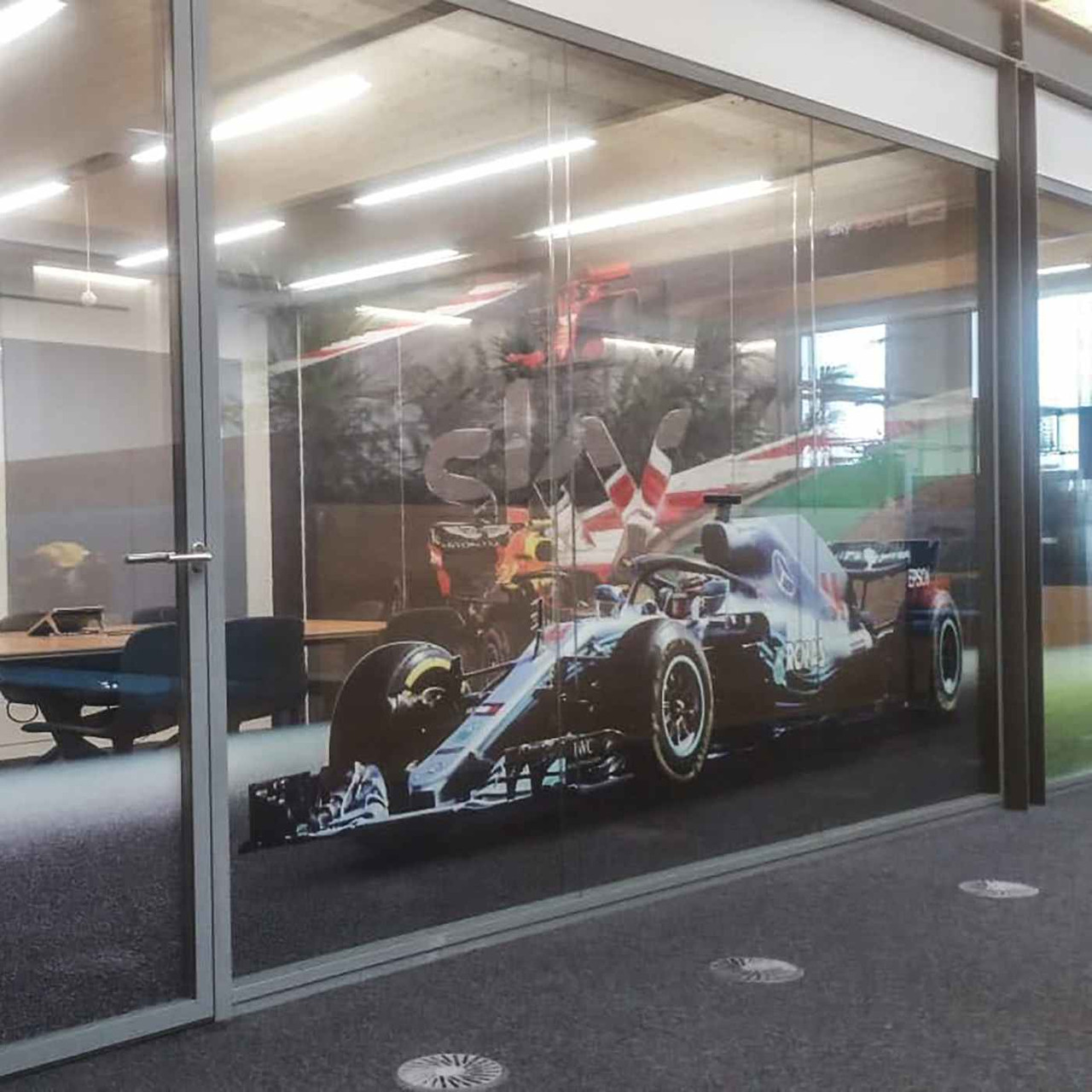 Metamark MD-CRR is an optically clear, PVC-free PET window film designed for promotional branding, temporary window décor, retail displays, and printed glass graphics. Its ultra-removable clear silicone adhesive allows clean, easy removal while preserving excellent visual clarity through unprinted areas.

Compatible with solvent, eco-solvent, latex, and UV printers.