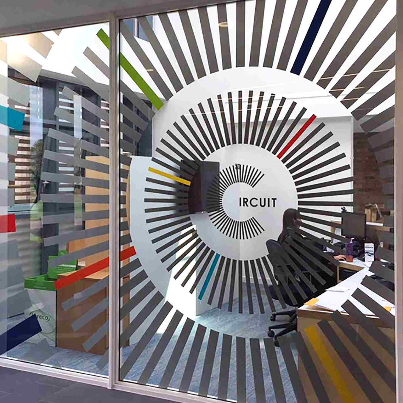 Metamark MD-CRR is an optically clear, PVC-free PET window film designed for promotional branding, temporary window décor, retail displays, and printed glass graphics. Its ultra-removable clear silicone adhesive allows clean, easy removal while preserving excellent visual clarity through unprinted areas.

Compatible with solvent, eco-solvent, latex, and UV printers.