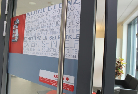 ASLAN WindowBlock DFP 25 is a high-opacity white-on-white printable blockout film designed for double-sided advertising on glass. Its opaque construction prevents graphics from showing through to the opposite side, allowing different messages to be displayed on each side of storefront windows, glass doors and other transparent surfaces. Compatible with solvent, eco-solvent, UV and latex printing.