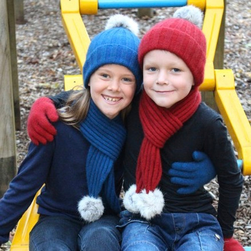 Children wearing beanie and scarf, colour Lagoon & Red Children wearing beanie and scarf, colour Lagoon & Red