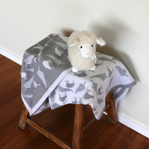 Baby cot blanket in colour silver and off white. Baby cot blanket in colour silver and off white.