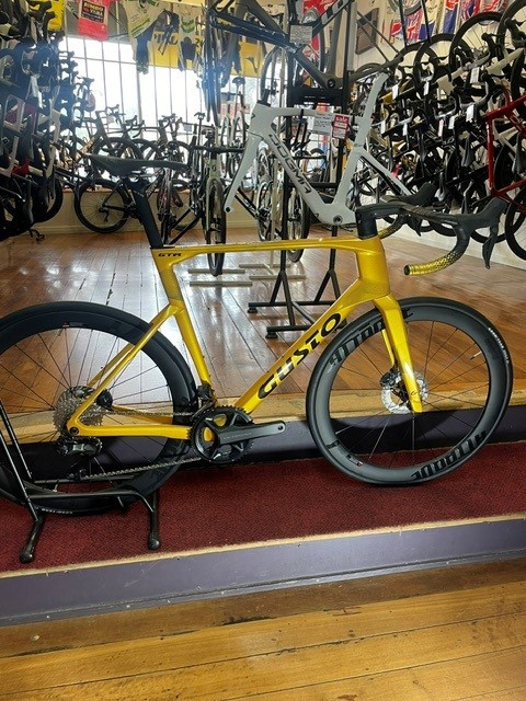 Gusto GTR PRO TE - Ultegra Di2 1 W-Carbon Wheels - Gold