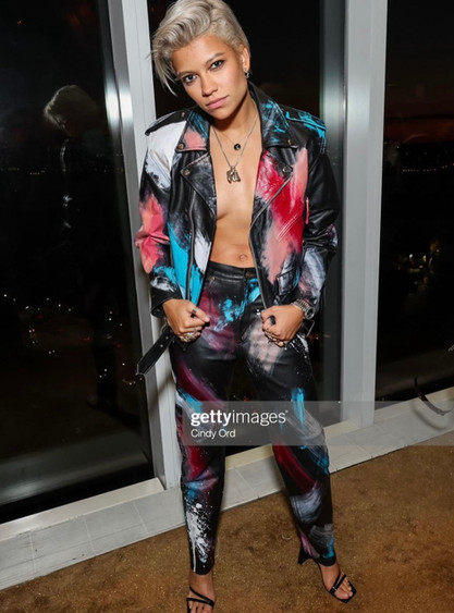 VICTORIA BRITO IN JEANTRIX